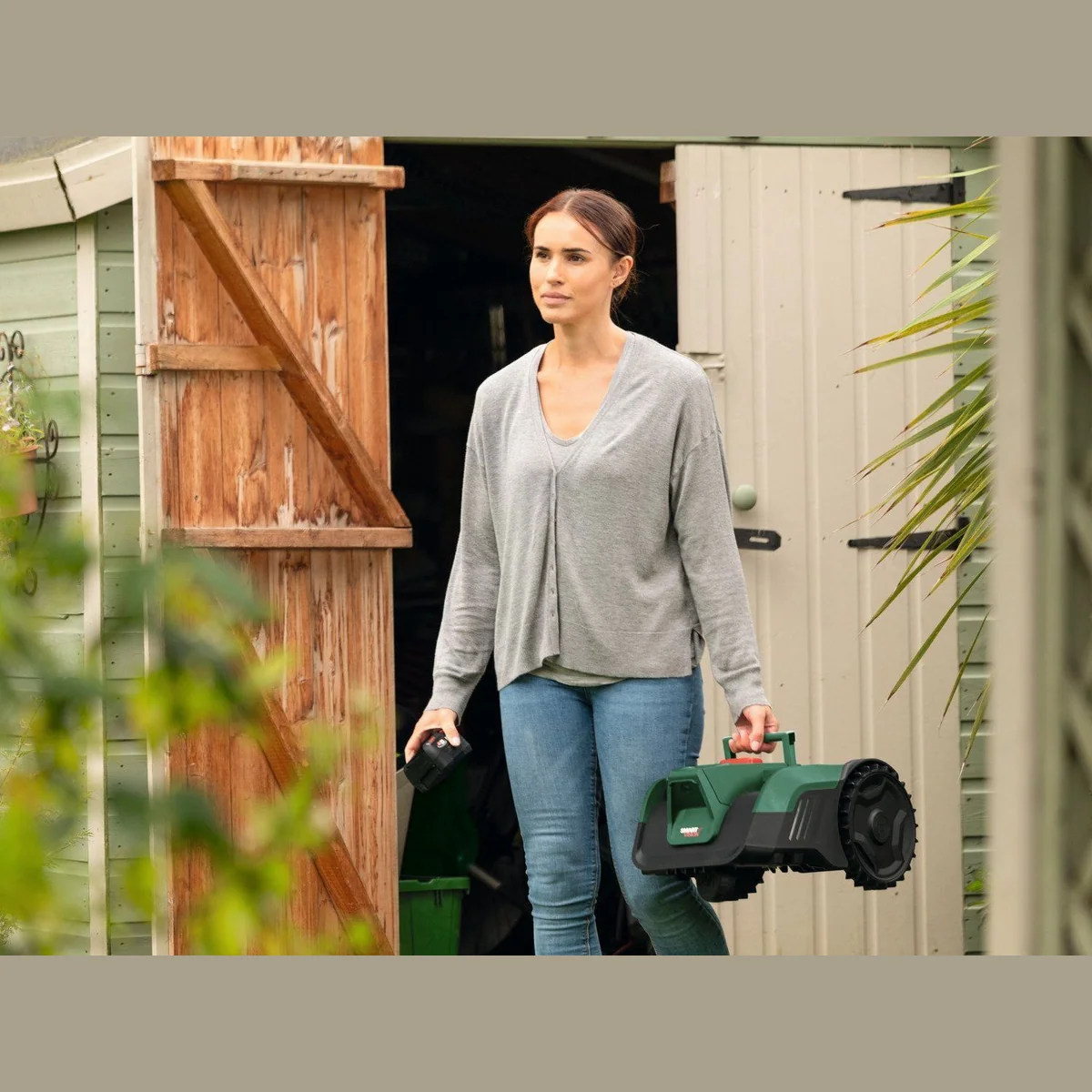 Bosch Rasenmähroboter VISIMOW18V-100, ideal für bis zu 100 m² Rasenfläche, inkl. Akku und Ladegerät 2