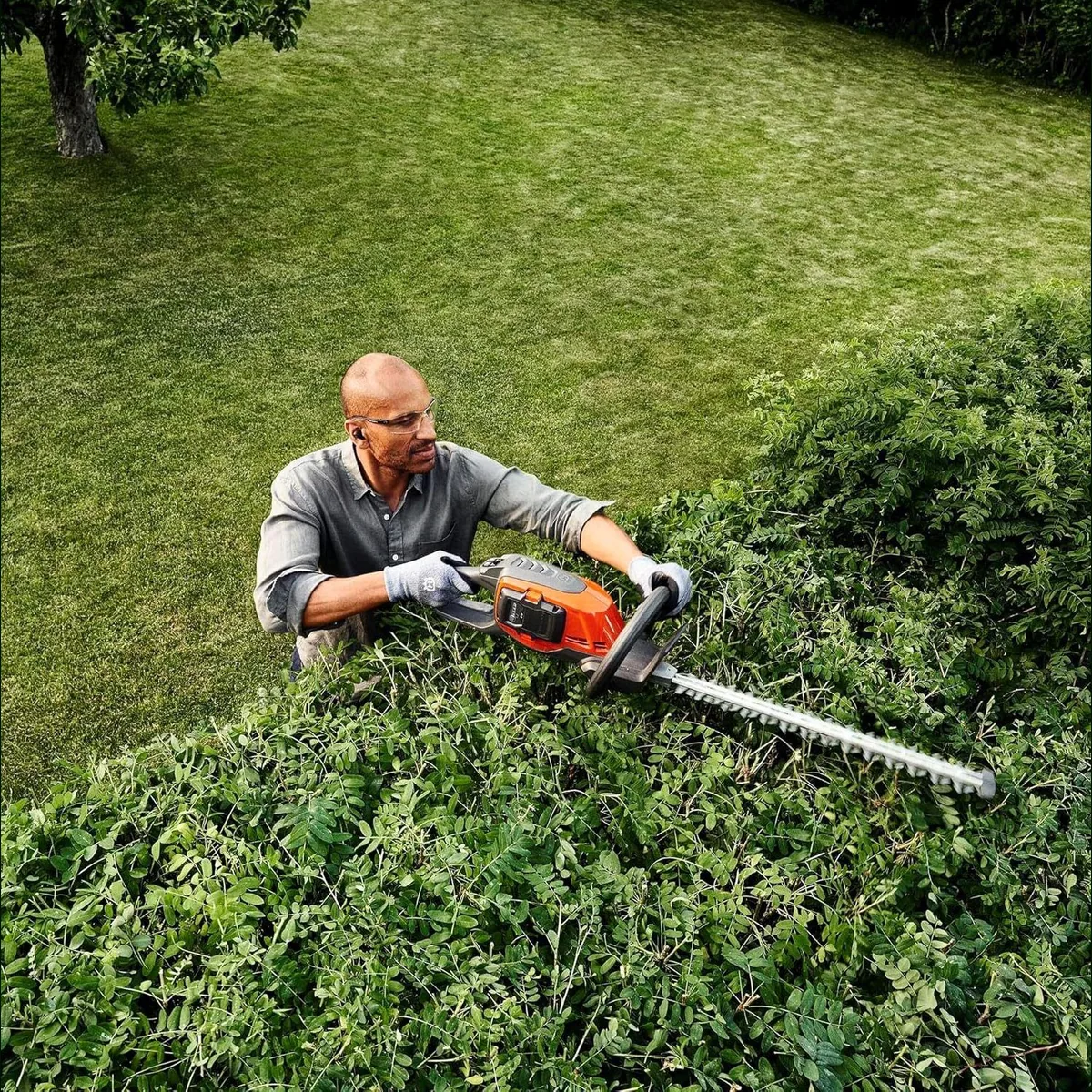 Husqvarna 215iL Akku-Rasentrimmer Set, inkl. 40-B70 Akku & 40-C80 Ladegerät, leise & leistungsstark 2