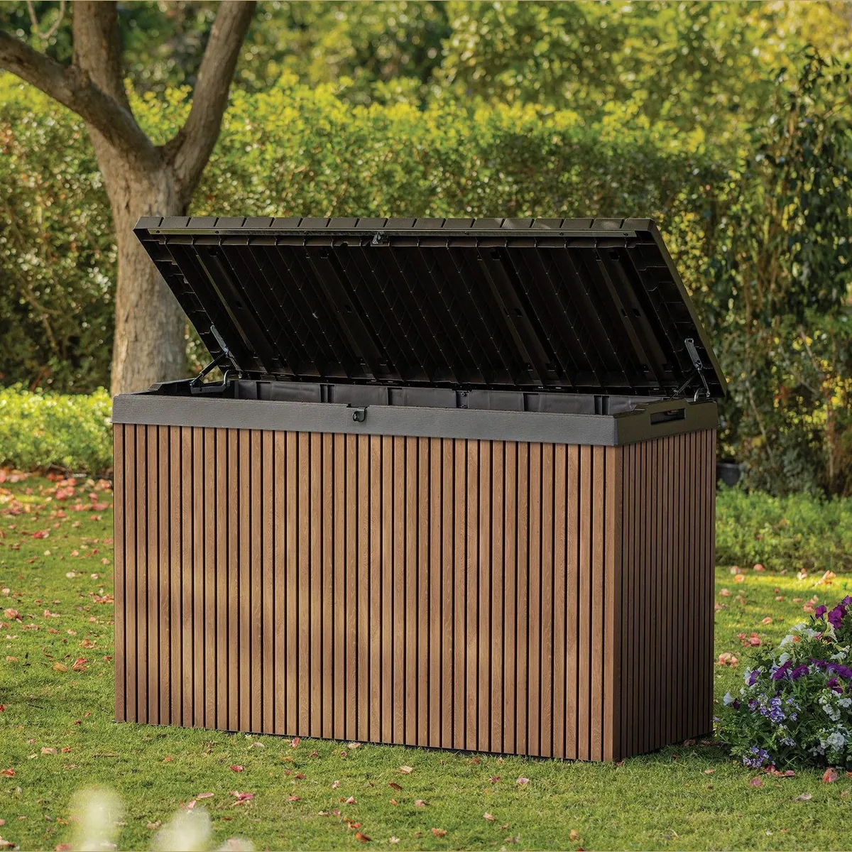 Keter Darwin Signature Gartenbox, 667 Liter, witterungsbeständig, Holzoptik 4