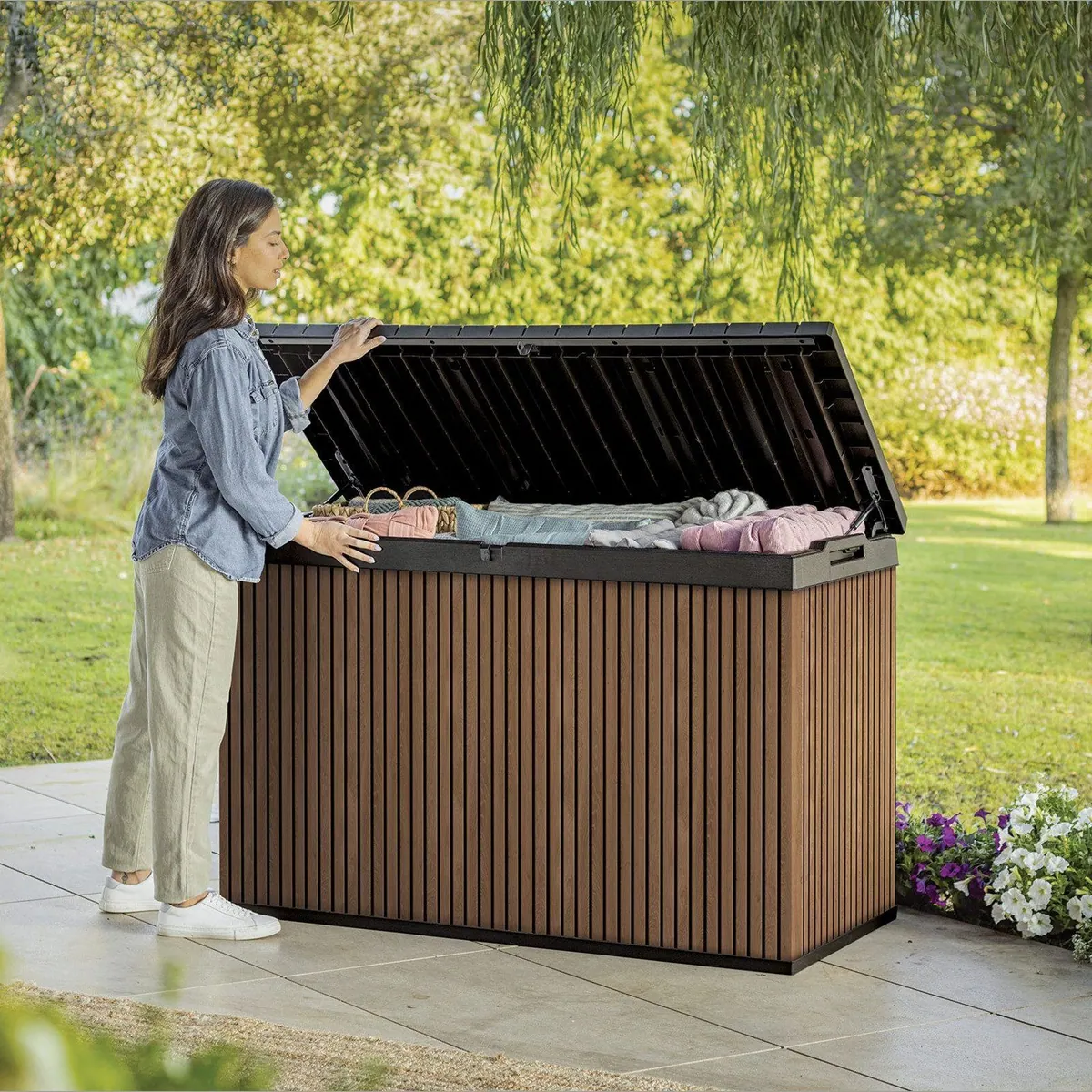 Keter Darwin Signature Gartenbox, 667 Liter, witterungsbeständig, Holzoptik 5